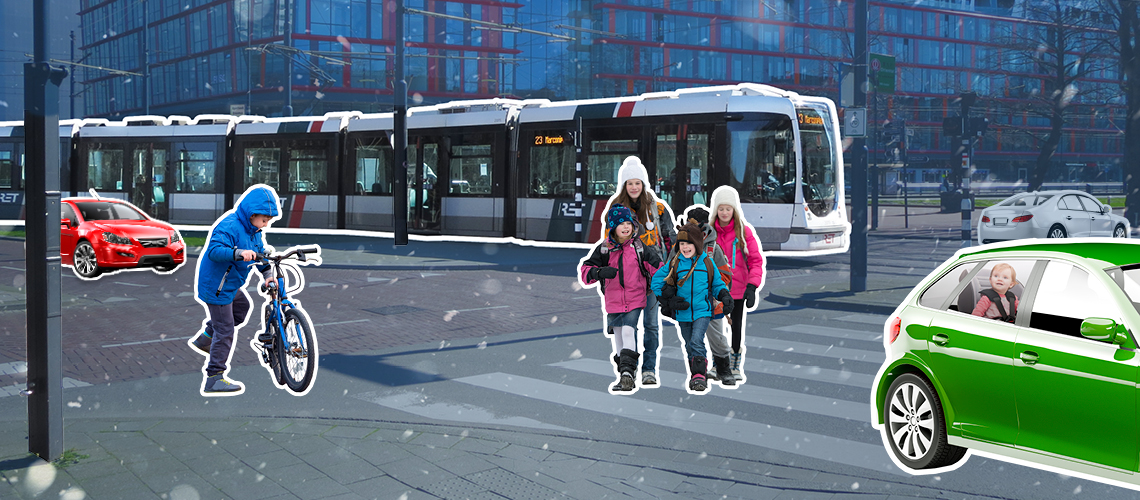 Kruispunt met een zebrapad en een tram met kinderen en ouders, in de sneeuw, op de fiets en lopend